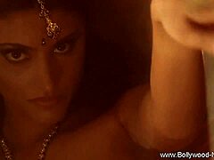 Indische schoonheid pronkt met haar sensuele bewegingen in een softcore video