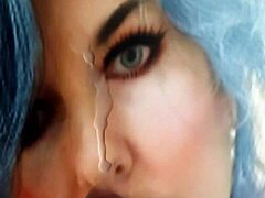 Das hübsche Gesicht von Robyn Beitels wird nach einer heißen Gesichtsbehandlung mit Sperma bedeckt