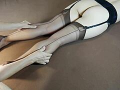 Mulher madura vestida de nylon gosta de massagem nos pés usando meias