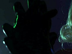 Arya Grander, o domnișoară îmbrăcată în latex, seduce cu abilitățile ei de sunet pentru o sesiune de fetiș de Halloween