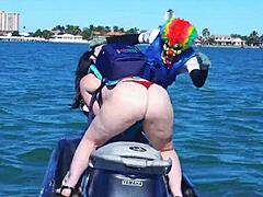 Virgo periot en mandimayxxx worden om beurten geneukt door Gibby de clown op een jetski in het midden van de oceaan