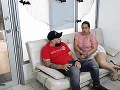 Латиноамериканка с голям задник се отмъсти на съпруга си, след като той е имал секс с най-добрият му приятел