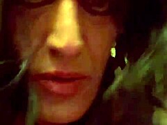 Egy francia transznemű kurvát megbasznak a garázsban