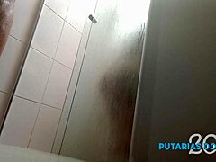 Un cuplu amator se bucură de o dușă de gaz cu sâni naturali și sex anal