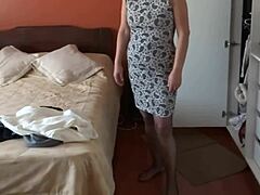 Une belle-mère âgée en lingerie donne à son beau-fils une leçon d'exhibitionnisme dans un motel