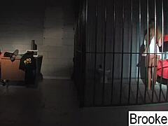 Brooke Brand Banner joue dans une vidéo porno chaude en tant que policier et détenu