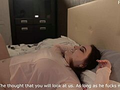 Mladá manželka dělá smyslný ruční a orální sex, zatímco se dívá, jak se naplňuje její pochva