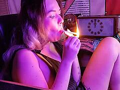 Mogen styvsyster ägnar sig åt rökande fetisch