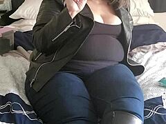 Abby, eine atemberaubende Amateur-Fettfrau, zeigt ihren Rauchfetisch in Leder