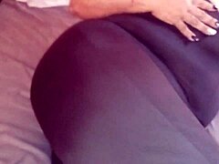 Баба МИЛФ показује своју велику дупе у бодисуиту