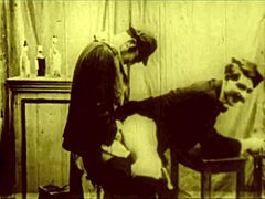 Vintage lesbické kouření a retro šukání v klasickém videu Dark Lantern Entertainments
