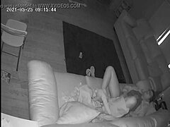 Um verdadeiro orgasmo feminino foi filmado por uma câmera escondida com uma babá excitada
