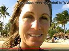 En strandpige viser sig frem i en softcore-video