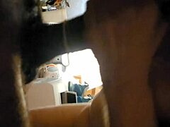 En un video casero, un vecino cachondo le hace una mamada a un gran pene negro