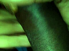 Черна тийнейджърка се насища с голям черен пенис от млад чернокож мъж