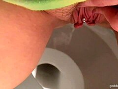 Девушка-любитель печет и мочится в туалете в фетиш-видео