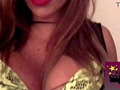 Latina-pornostar pronkt met haar grote borsten en borstenrijke lichaam