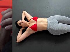 Modelka sportowej kondycji robi perwersyjne ćwiczenia analne z dużym tyłkiem