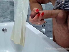 Двойка аматьори мастурбира в банята