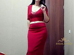 Angela, una MILF sexy en lencería sexy, muestra su gran trasero