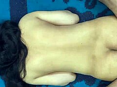 Indická MILF manželka si užívá tvrdé šukání s velkým penisem v jejím zadku