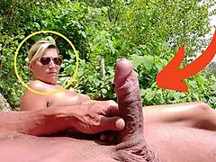 Публична демонстрация на нудистки плаж със секси блондинка
