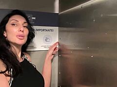 Брюнетка-любитель получает сперму в общественном туалете