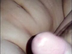 Dans cette vidéo fétiche, une milf latina se fait remplir le vagin de mon lait