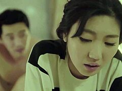 HD18plus videoda Koreli üvey anne genç hastasıyla yaramazlık yapıyor