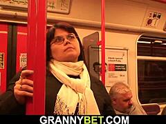 Um jovem se envolve com uma mulher madura com seios grandes no metrô