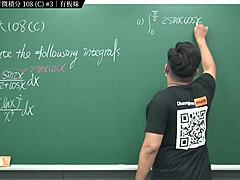 Guarda come la professoressa Zhang Xute insegna ai suoi studenti l'arte del calcolo in questo video porno online