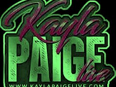 Os pequenos seios de Kayla Paige saltam enquanto ela usa sua varinha mágica para curtir sua vagina