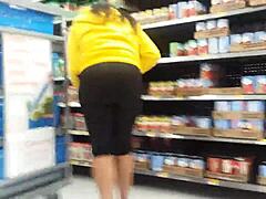 Une femme noire exhibe ses gros fesses dans un magasin