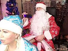 Manželka na kolenou a Santa Girl v super reálném domácím videu