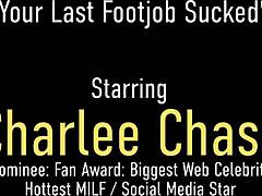 Charlee Chase učí Vicky Vixxx umenie footjobu v tejto horúcej trojke