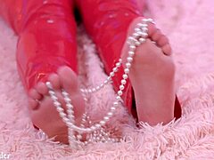 Primo piano di Arya Granders Big Feet in un video BDSM
