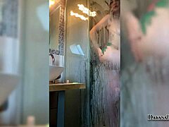 큰 엉덩이를 가진 소녀가 샤워하는 집에서 자만하는 비디오