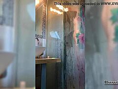 Vídeo caseiro de masturbação de uma garota de bunda grande no chuveiro