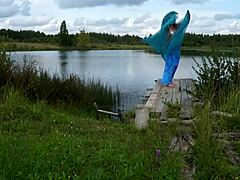 אישה בבקיני רוקדת על האגם
