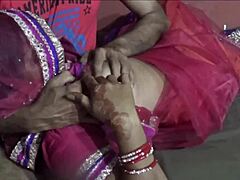אישה הודית צעירה נהנית מזדיינת קשוחה ומציצה בפורנו תוצרת בית