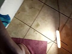 En afroamerikansk MILF ger en knubbig avsugning och sväljer sperma