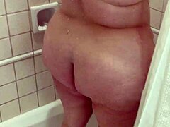 Amatérská manželka s velkými přirozenými prsy a zadkem se sprchuje v našem hotelovém pokoji