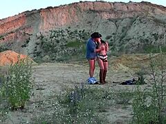 Face sex oral și joacă cowgirl în aer liber