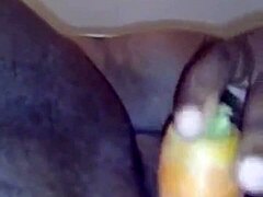 O femeie indiană matură cu un fund mare şi sâni mari se bucură cu un morcov