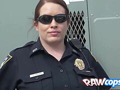 Межрасовый секс втроем с красивыми толстыми женщинами-полицейскими и огромным членом