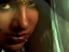 Busty indisk MILF blir stygg på dansgolvet i softcore-video