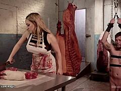 วิดีโอ Kinky แสดง MILF Butcher ติดชายส่งของด้วยดิลโด้