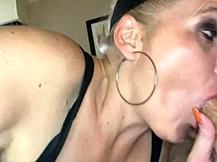 Jenna Jaymes condivide il suo corpo tetro con un fortunato fan per un po' di azione bollente