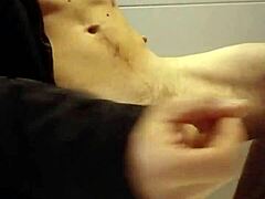 Um homem brasileiro penetra profundamente na vagina apertada de Roludo com sua grande pila