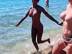 Littleangel84, en amatør, får en dildo på rumpa på stranden i Cap Dagde